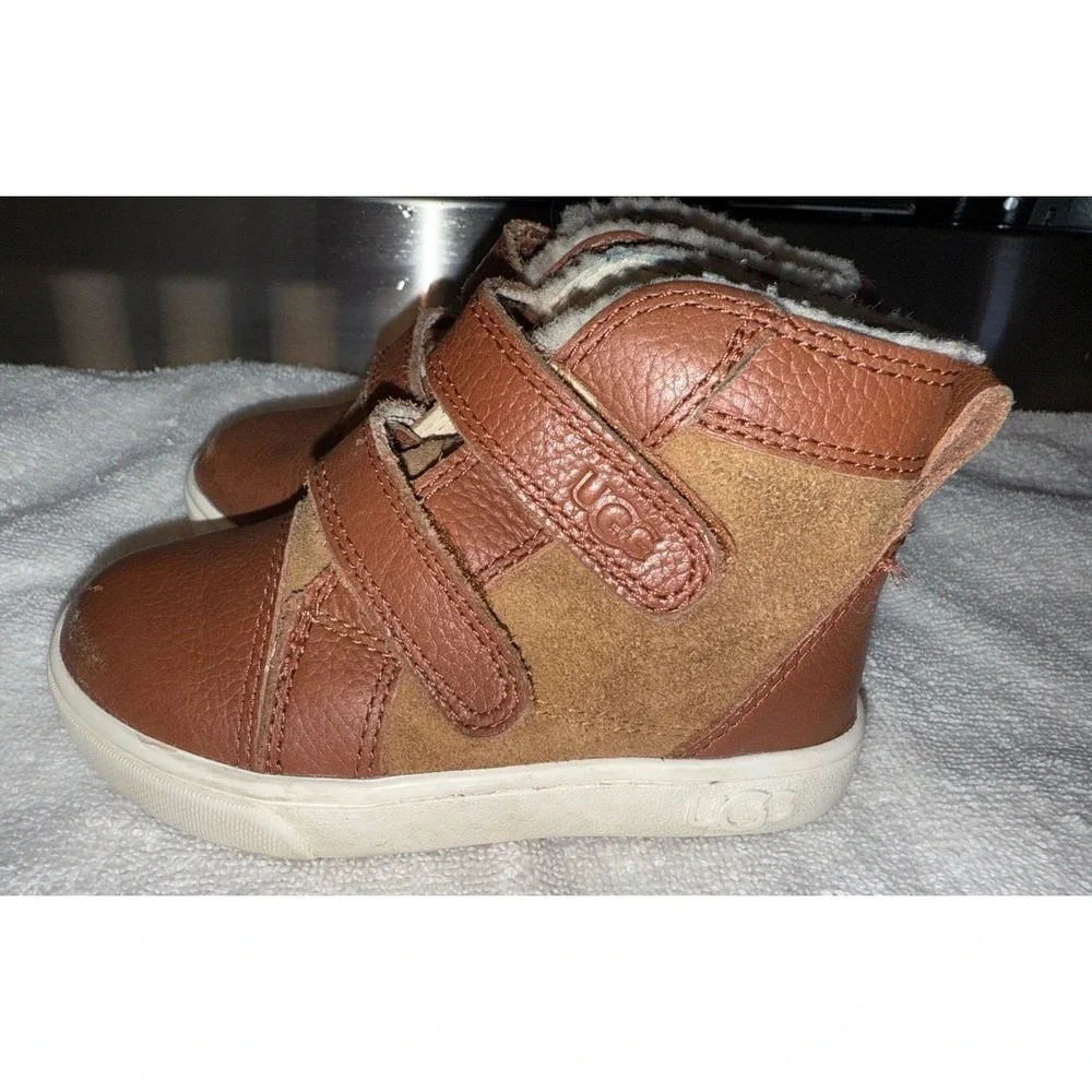 UGG Boots for Boys Size 7 tan‎